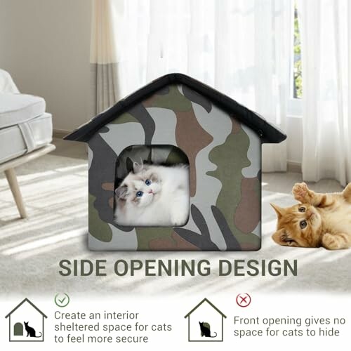 Katze in einem tarnfarbenen Katzenhaus mit seitlicher Öffnung.