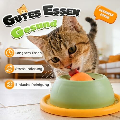 Katze isst aus langsamem Futterspielzeug.