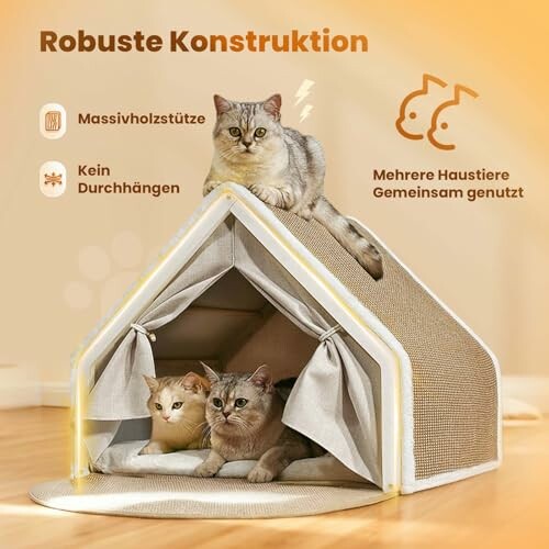 Drei Katzen in einem stabilen Haus mit Massivholzstütze.