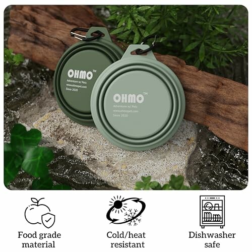 Zwei zusammenklappbare grüne Hundenäpfe auf einem Stein im Freien.