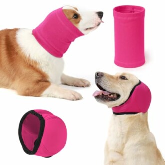 Hunde tragen rosa Ohrenschützer