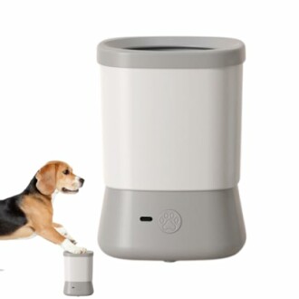 Hund mit Pfotenreiniger