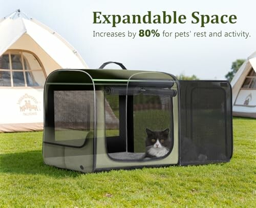 Erweiterbares Haustierzelt auf Rasen mit Katze