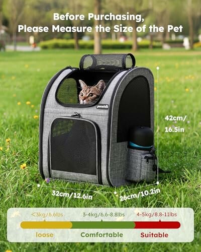 Katze in einem grauen Rucksack im Freien mit Größenangaben.