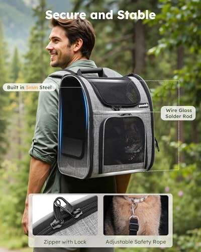 Mann mit sicherem Haustier-Rucksack im Freien