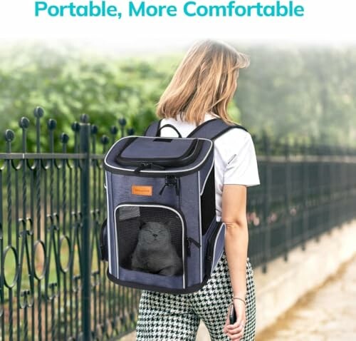 Frau trägt Rucksack mit Haustier