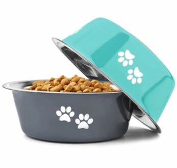 Zwei Futternäpfe mit Pfotenmuster und Trockenfutter.