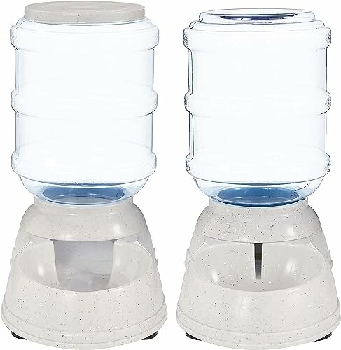 Automatischer Wasser- und Futterspender für Haustiere.