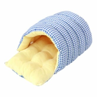 Gepolstertes Haustierbett in Tunnel-Form mit blau-weißem Karomuster.