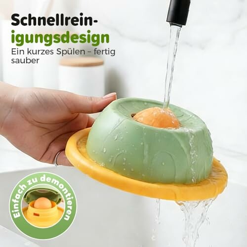 Hand wäscht Küchenhelfer unter fließendem Wasser