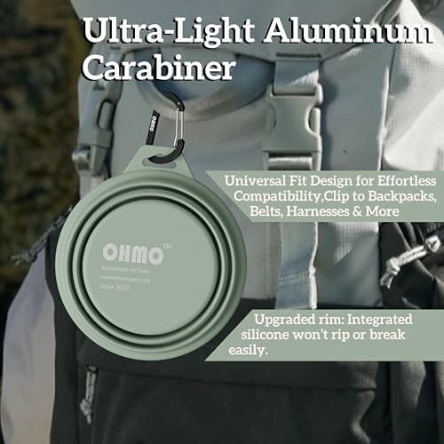 Leichter Aluminiumkarabiner an einem Rucksack befestigt.